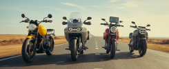 Comparaison détaillée de quatre motos routières 2025 : Triumph Tiger 800 jaune, Yamaha Tracer 9 gris, Ducati Multistrada V2 rouge et BMW F900 XR noire sur route ouverte