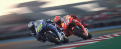 Scène saisissante de course MotoGP avec Quartararo et Marquez.