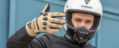 Gants moto Dainese Blackjack 2 en cuir de chèvre perforé beige avec renforts et insert tactile, et casque motocross Thor Fleet Whiteout blanc avec coque résistante et design épuré
