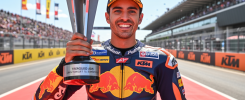 Pedro Acosta sur le podium MotoGP 2025 lors du Grand Prix de Tchéquie à Brno