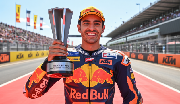 Pedro Acosta sur le podium MotoGP 2025 lors du Grand Prix de Tchéquie à Brno