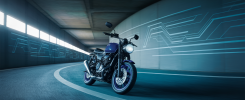 Illustration détaillée de la Yamaha XSR900 2025 mettant en avant les technologies de sécurité modernes.