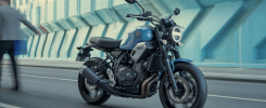 Motocyclette moderne Yamaha XSR900 2025 avec système de transmission avancé