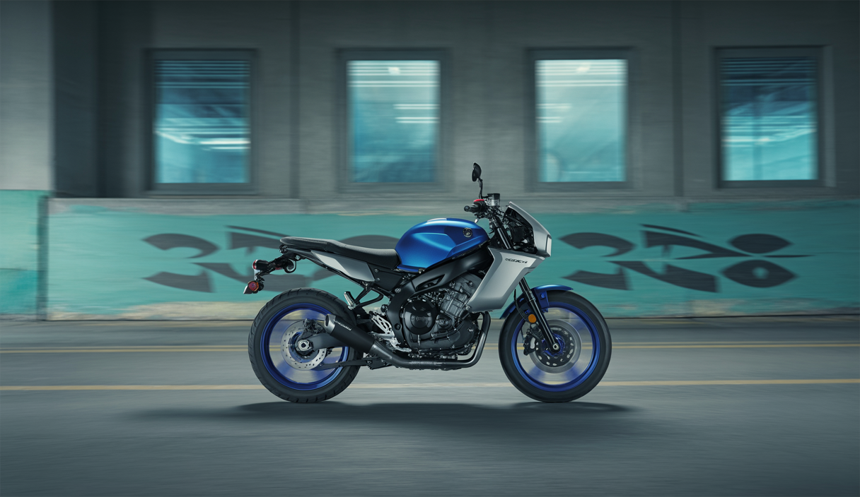 Yamaha XSR900 2025 de profil avec technologies avancées