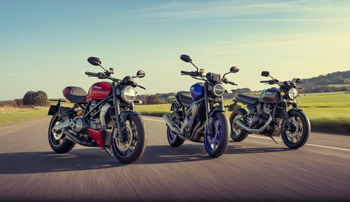 Comparatif 2025 de motos naked : Ducati Streetfighter V2 S rouge, Yamaha MT-09 SP bleu et Triumph Street Triple 765 RS gris sur route sinueuse
